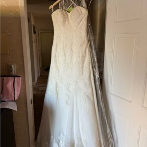 Elegant Strapless Lace Wedding Dress